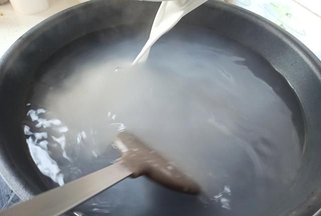 做凉粉放点明矾怎么样,自制凉粉的明矾用量图6