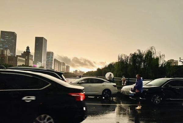 为何夏天容易出现暴雨,大风,雷电等强对流天气的原因图1