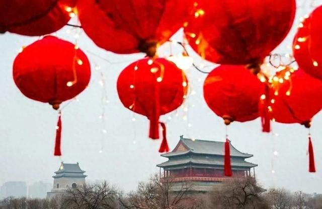 美食狂欢
,北京什刹海年味渐浓:冰上嘉年华、美食狂欢,乐享除夕之夜!图1