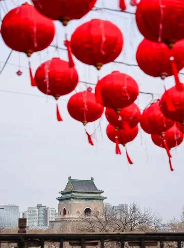 美食狂欢
,北京什刹海年味渐浓:冰上嘉年华、美食狂欢,乐享除夕之夜!图2