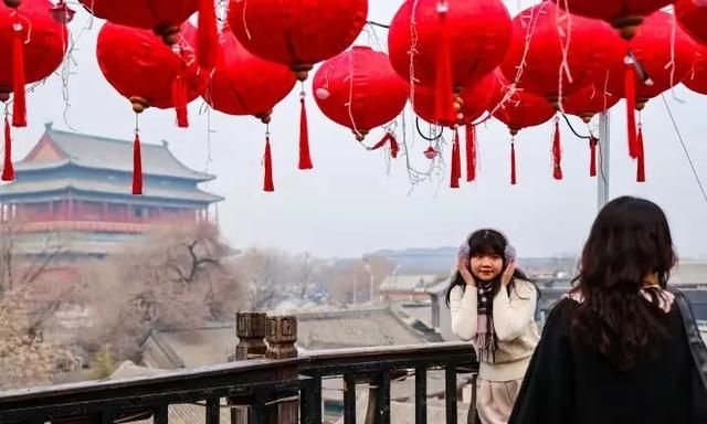 美食狂欢
,北京什刹海年味渐浓:冰上嘉年华、美食狂欢,乐享除夕之夜!图3