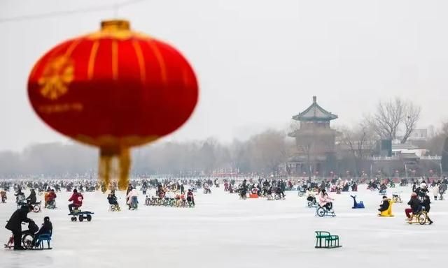 美食狂欢
,北京什刹海年味渐浓:冰上嘉年华、美食狂欢,乐享除夕之夜!图5