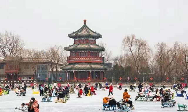 美食狂欢
,北京什刹海年味渐浓:冰上嘉年华、美食狂欢,乐享除夕之夜!图6