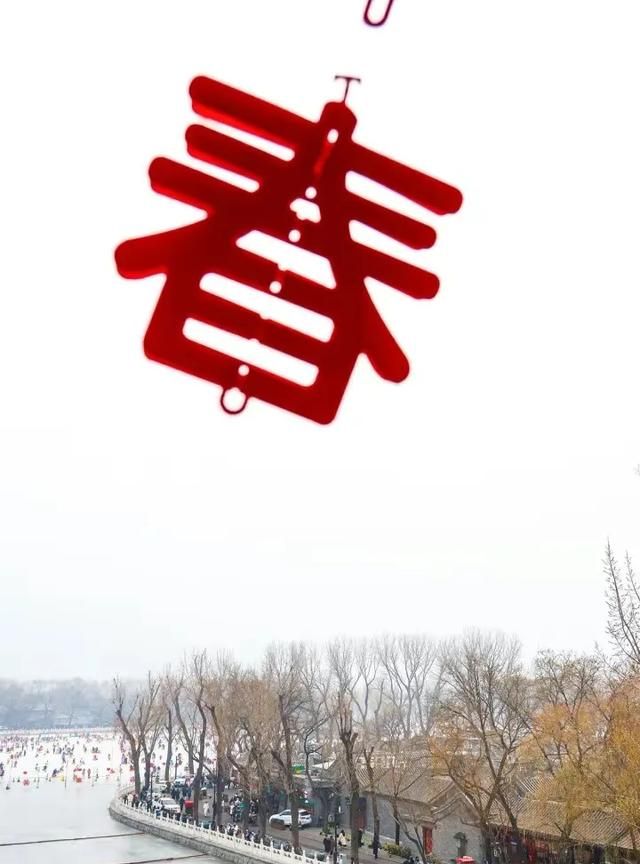 美食狂欢
,北京什刹海年味渐浓:冰上嘉年华、美食狂欢,乐享除夕之夜!图7
