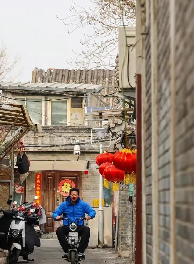 美食狂欢
,北京什刹海年味渐浓:冰上嘉年华、美食狂欢,乐享除夕之夜!图9