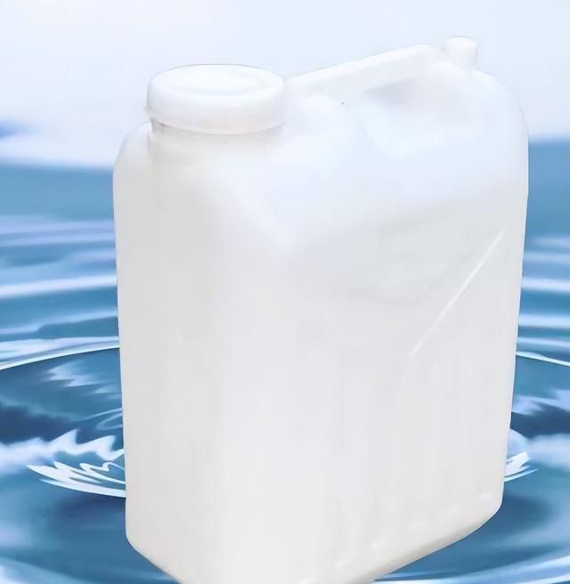 如何清洗十斤的塑料油壶的方法图2
