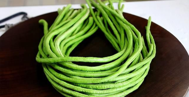 炒豆角有人焯水有人直接炒(炒豆角时为什么豆角不熟)图1