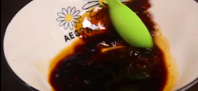 炒豆角有人焯水有人直接炒(炒豆角时为什么豆角不熟)图5