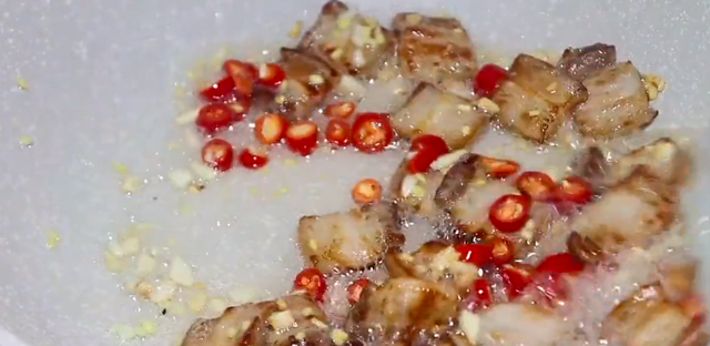 炒豆角有人焯水有人直接炒(炒豆角时为什么豆角不熟)图9