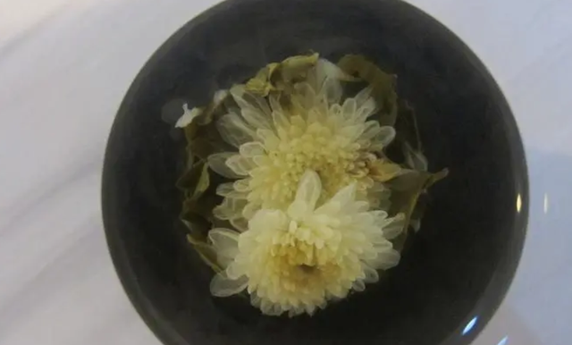 天热喝菊花有讲究,尤其50岁后,牢记“2喝2不喝”,喝对益处多