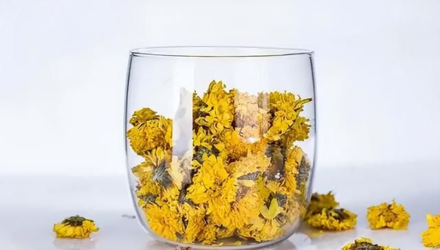 天热喝菊花有讲究,尤其50岁后,牢记“2喝2不喝”,喝对益处多