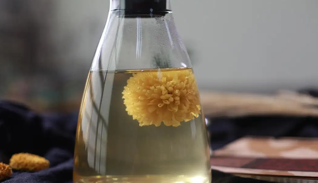 天热喝菊花有讲究,尤其50岁后,牢记“2喝2不喝”,喝对益处多