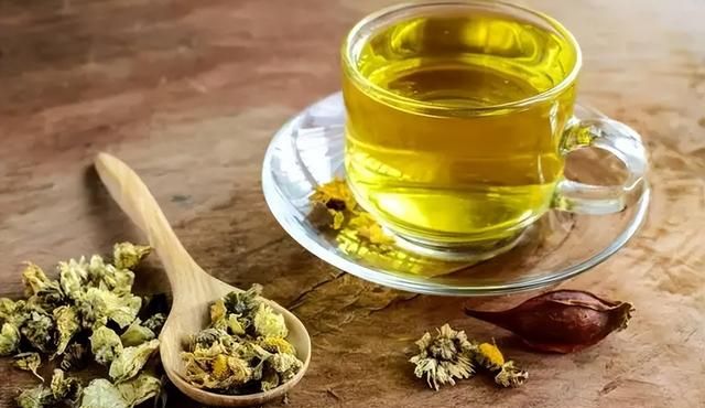 天热喝菊花有讲究,尤其50岁后,牢记“2喝2不喝”,喝对益处多