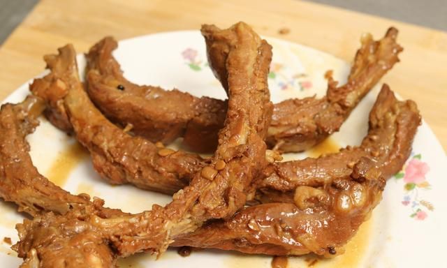 炖排骨时,记住“1泡2炒3焖”,排骨软烂入味,酱香浓郁