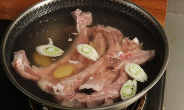炖排骨时,记住“1泡2炒3焖”,排骨软烂入味,酱香浓郁