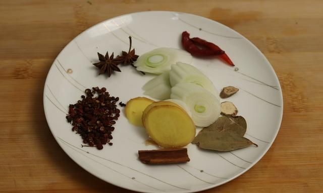 炖排骨时,记住“1泡2炒3焖”,排骨软烂入味,酱香浓郁