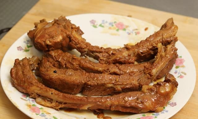 炖排骨时,记住“1泡2炒3焖”,排骨软烂入味,酱香浓郁