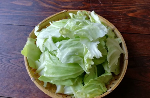包菜和紫甘蓝,是同种蔬菜吗?营养师:紫甘蓝补钙、抗衰老效果好