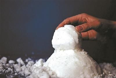 “人造雪”网上走红 专家:不慎入眼、误食或对人体有害