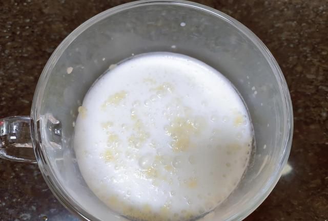 黑麦粉包子,口感蓬松有嚼劲,加了芝麻花生馅,营养丰富又好吃