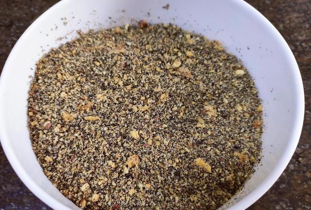 黑麦粉包子,口感蓬松有嚼劲,加了芝麻花生馅,营养丰富又好吃