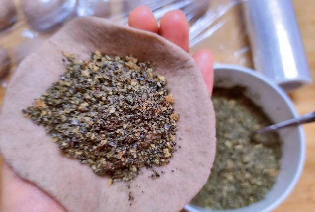 黑麦粉包子,口感蓬松有嚼劲,加了芝麻花生馅,营养丰富又好吃