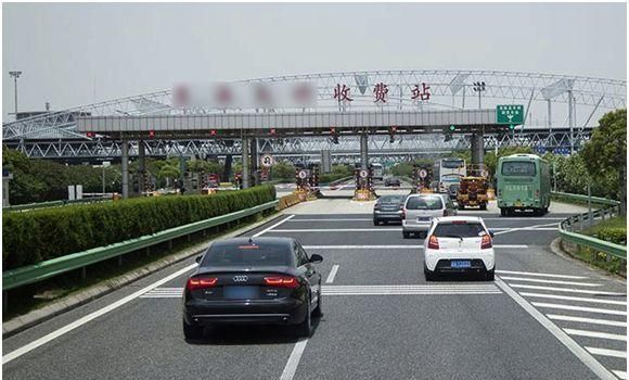 遇到这种“鱼骨状”标线,究竟该咋走?