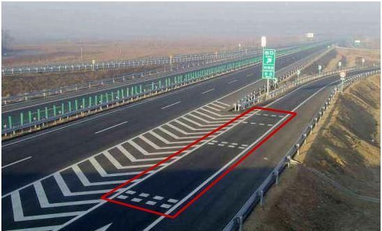 遇到这种“鱼骨状”标线,究竟该咋走?
