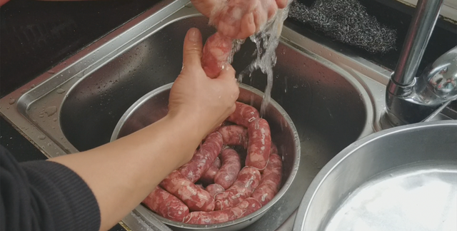 想吃腊肠不用买,教你自己在家做,料足味香又好吃,做法还简单