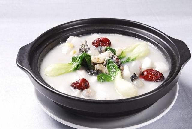 炖乌鸡汤时,牢记三个诀窍,乌鸡汤鲜味十足,而且没有腥味