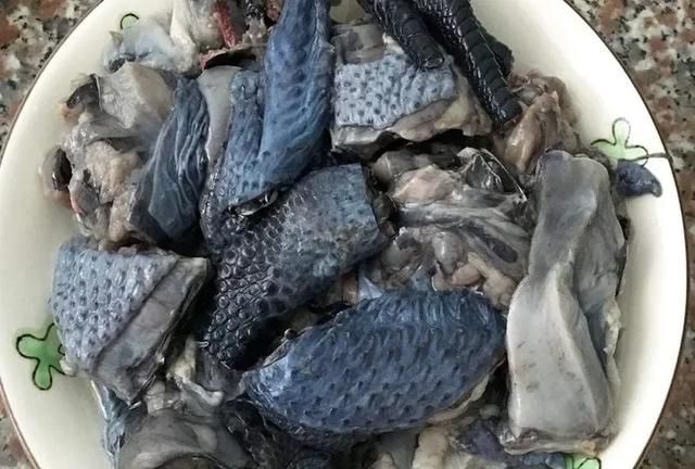 炖乌鸡汤时,牢记三个诀窍,乌鸡汤鲜味十足,而且没有腥味