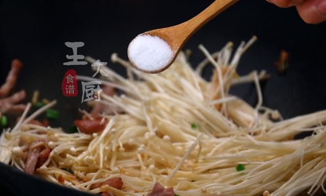 金针菇炒肉丝,3分钟就能学会美味家常菜,味道鲜美好吃不腻