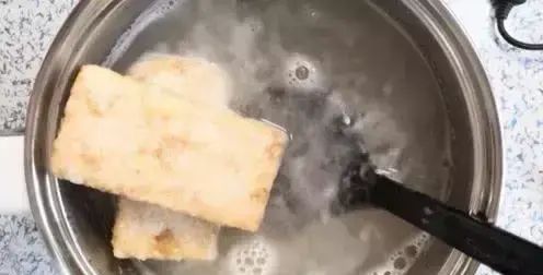 压缩饼干可以顶饿2天48小时?放入锅中煮沸后,开始不淡定了