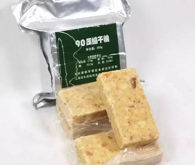 压缩饼干可以顶饿2天48小时?放入锅中煮沸后,开始不淡定了
