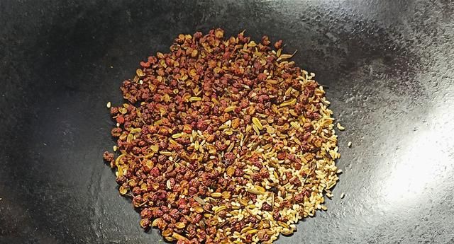 椒盐粉不用去买,自己在家也能做,简单易学,两步搞定,干净卫生