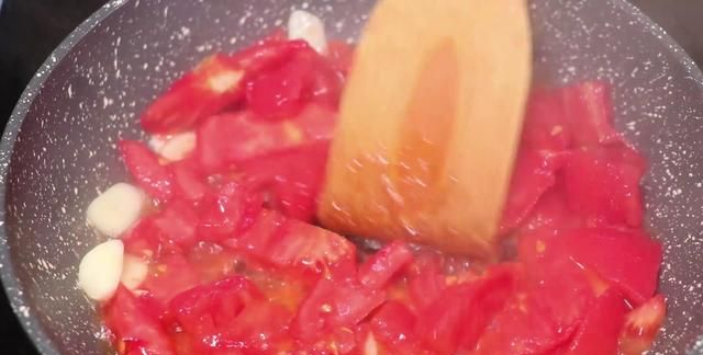 1个土豆,1个西红柿,教你简单一炒,比吃肉还过瘾,一大盘真香