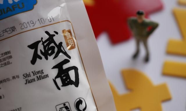 小苏打和食用碱有啥不一样?很多人不懂怎么用,看完后别再用错了