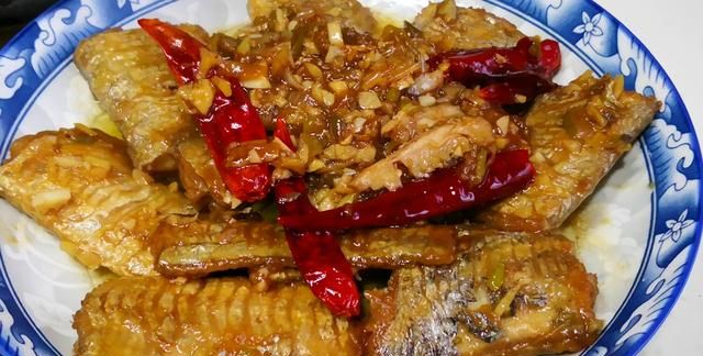 炸带鱼时,裹面粉还是淀粉?好多人没搞清楚,难怪不香不酥脆
