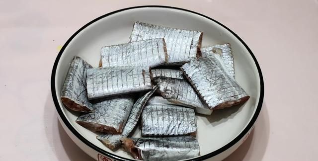 炸带鱼时,裹面粉还是淀粉?好多人没搞清楚,难怪不香不酥脆