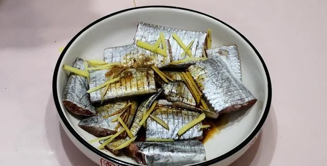 炸带鱼时,裹面粉还是淀粉?好多人没搞清楚,难怪不香不酥脆
