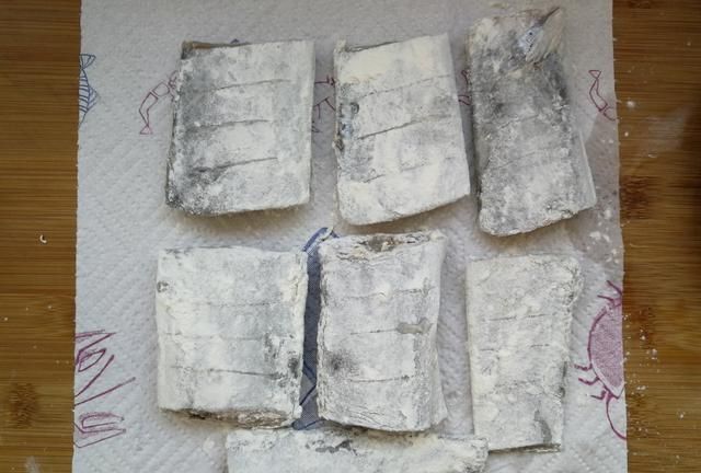 炸带鱼时,裹面粉还是淀粉?好多人没搞清楚,难怪不香不酥脆