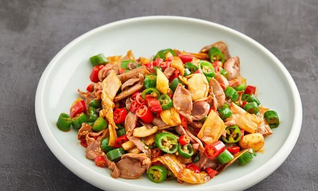 炒鸡胗,直接下油锅可不行,多做一个步骤,脆爽鲜香,还没腥味