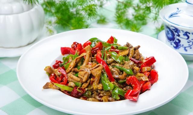 炒鸡胗,直接下油锅可不行,多做一个步骤,脆爽鲜香,还没腥味