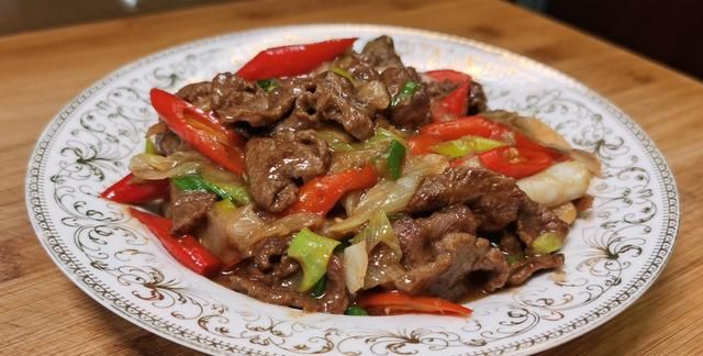 一块牛肉,两根大葱,做人人爱吃的“葱爆牛肉”,牛肉嫩,葱也香