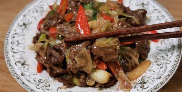 一块牛肉,两根大葱,做人人爱吃的“葱爆牛肉”,牛肉嫩,葱也香