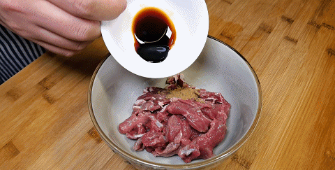 一块牛肉,两根大葱,做人人爱吃的“葱爆牛肉”,牛肉嫩,葱也香