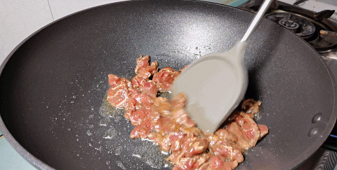 一块牛肉,两根大葱,做人人爱吃的“葱爆牛肉”,牛肉嫩,葱也香