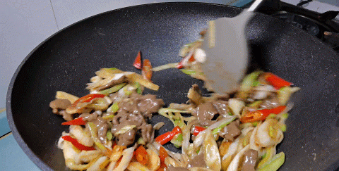 一块牛肉,两根大葱,做人人爱吃的“葱爆牛肉”,牛肉嫩,葱也香