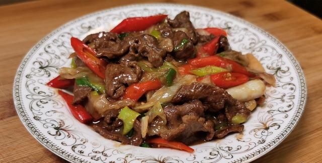 一块牛肉,两根大葱,做人人爱吃的“葱爆牛肉”,牛肉嫩,葱也香
