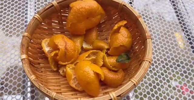 吃不完的橘子皮别再扔了,放锅里蒸一蒸,3小时变成陈皮,真实用